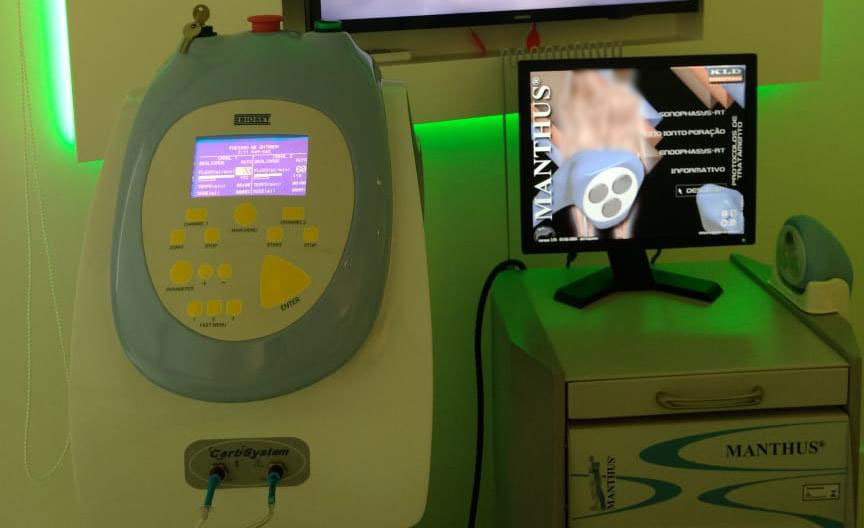 Carboxiterapia e Manthus utilizados no programa Power Detox aparelhos de carboxiterapia e manthus em fundo verde neon