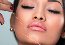 depilação com linha no queixo de mulher negra